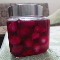Vinegar onion pickle (sirke wala pyaz) A picture of Vinegar onion pickle (sirke wala pyaz).
