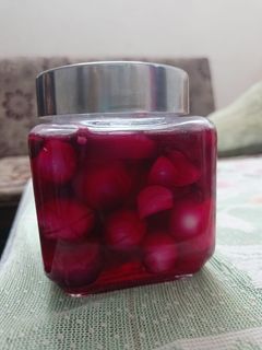 A picture of Vinegar onion pickle (sirke wala pyaz).