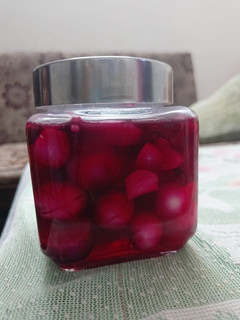 A picture of Vinegar onion pickle (sirke wala pyaz).
