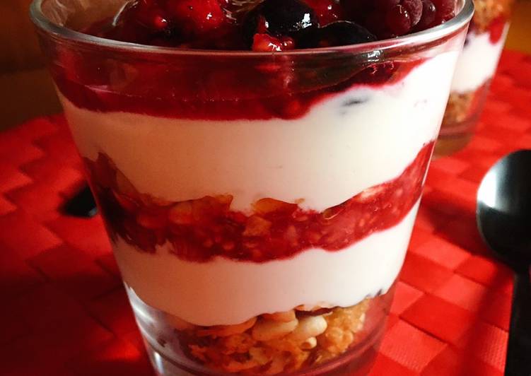 Vasitos exprés de yogur, granola y frutos rojos