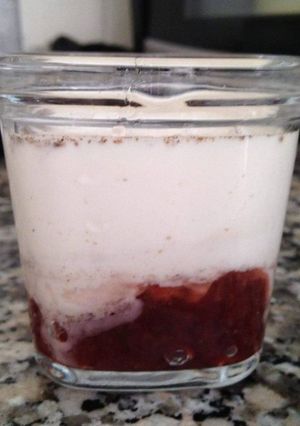 Une photo de Yaourts maison à la vanille et à la confiture de fraise