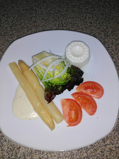 Una foto de Ensalada de cogollos morado con queso y espárragos blancos