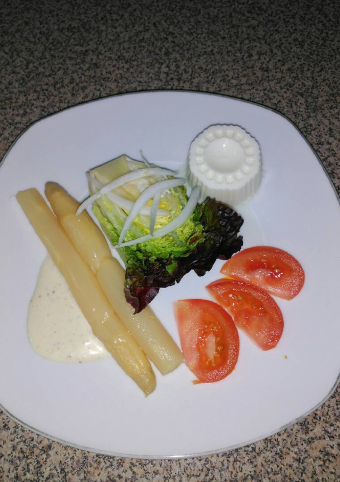 Una foto de Ensalada de cogollos morado con queso y espárragos blancos