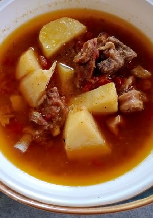 A picture of Aloo gosht.