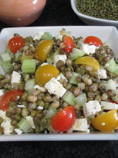 Una foto de Ensalada de granos de soja seca con queso feta u cabra, pencas de apio y tomatitos cherry