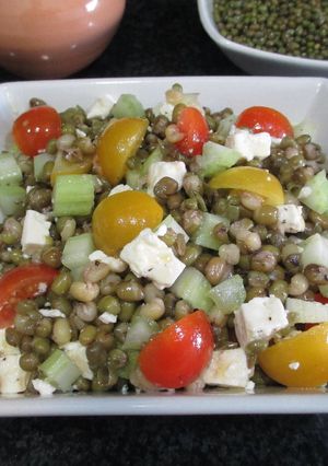 Foto principal de Ensalada de granos de soja seca con queso feta u cabra, pencas de apio y tomatitos cherry