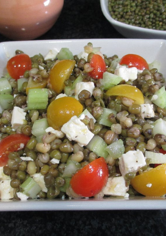 Una foto de Ensalada de granos de soja seca con queso feta u cabra, pencas de apio y tomatitos cherry