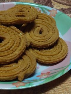 ચકરી (Chakri Recipe In Gujarati) રેસીપી મુખ્ય ફોટો