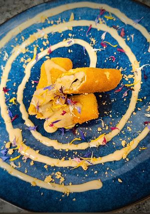 Foto principal de Canelones de carrillada al vino tinto y bechamel de turrón