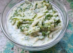Una foto de Tzatziki de cáscara de sandìa