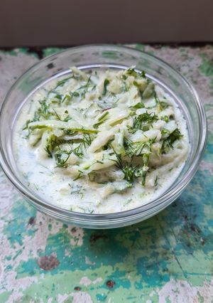 Una foto de Tzatziki de cáscara de sandìa
