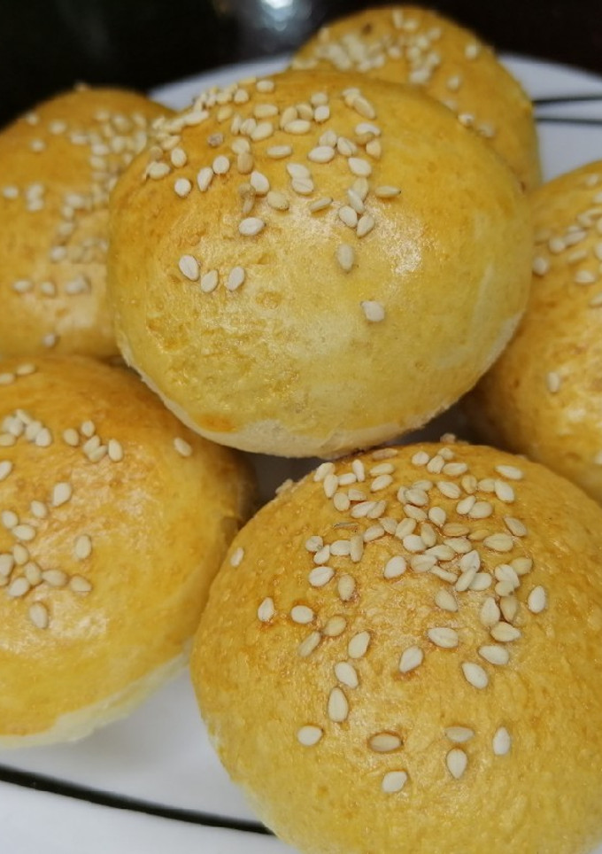 Una foto de Bollitos rellenos de queso crema😋