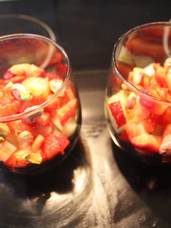 Una foto de Fresas, melón y pistachos con miel