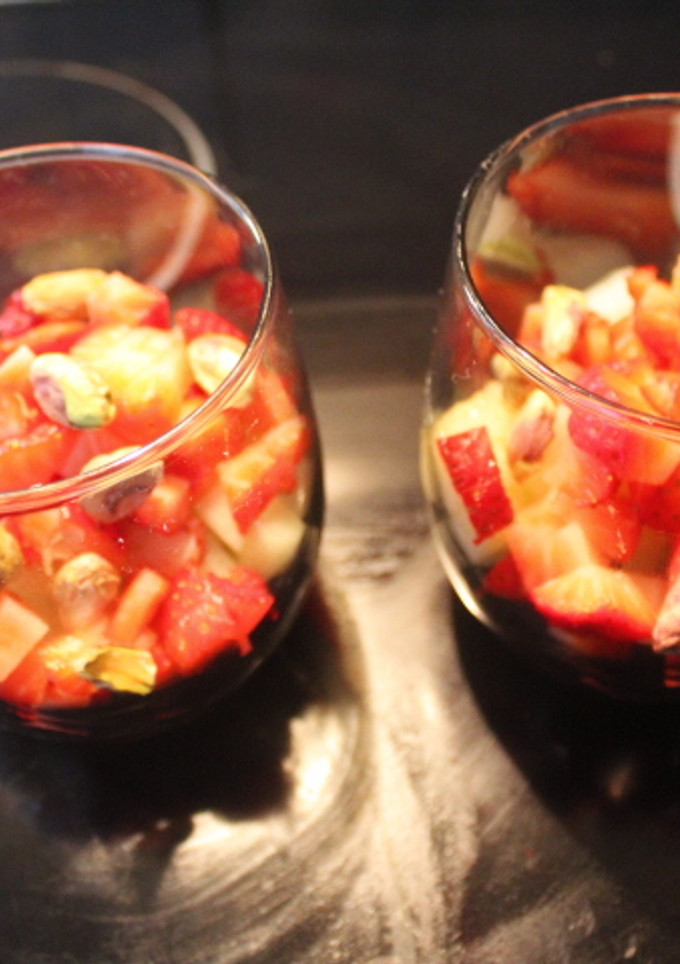 Una foto de Fresas, melón y pistachos con miel