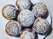 Una foto di muffin con banane