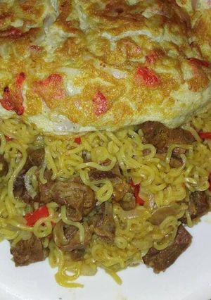 A picture of Noodles with meat and fried egg.
