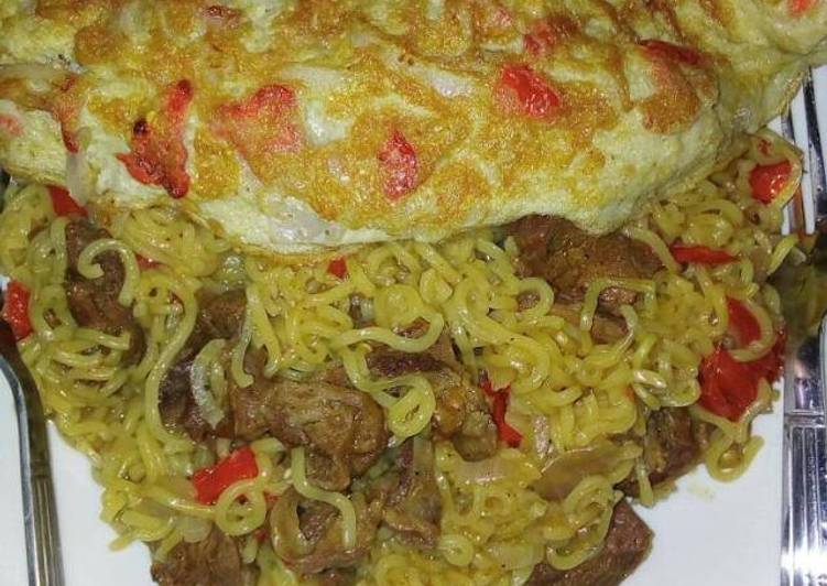 Noodles with meat and fried egg