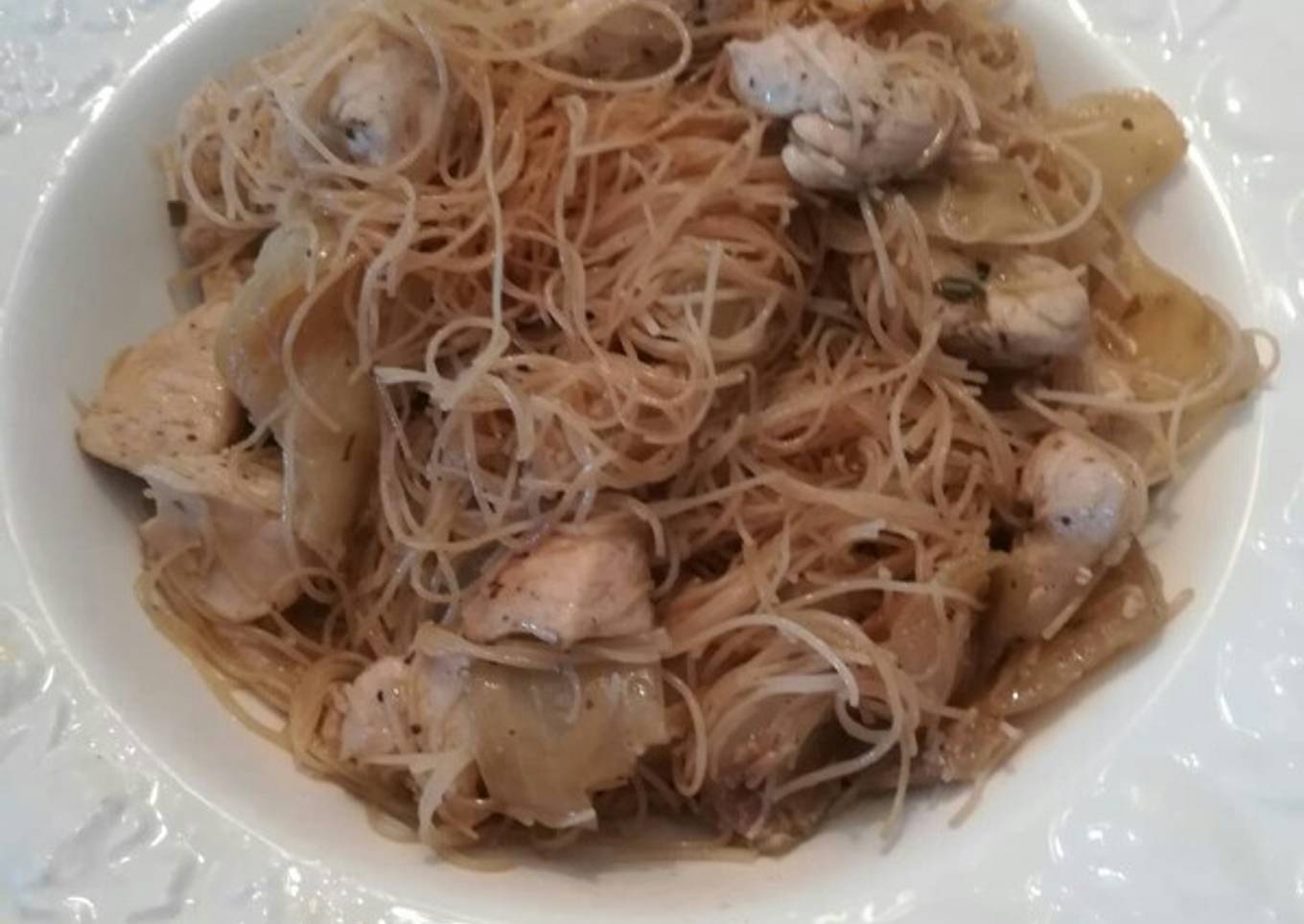 Fideos de arroz con pechuga de pollo y cebolla