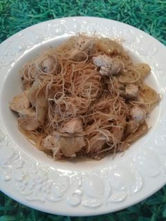 Una foto de Fideos de arroz con pechuga de pollo y cebolla