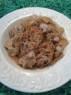 Una foto de Fideos de arroz con pechuga de pollo y cebolla