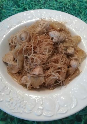 Foto principal de Fideos de arroz con pechuga de pollo y cebolla