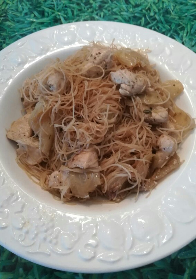 Una foto de Fideos de arroz con pechuga de pollo y cebolla