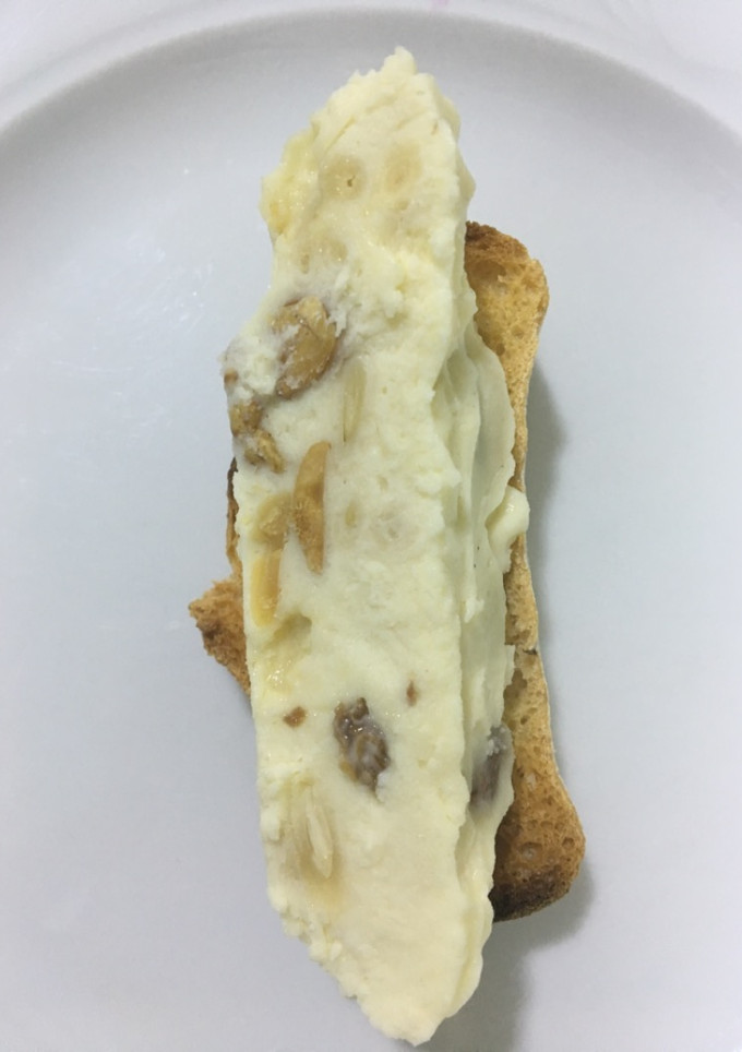Una foto de Turrón de camembert y frutos secos