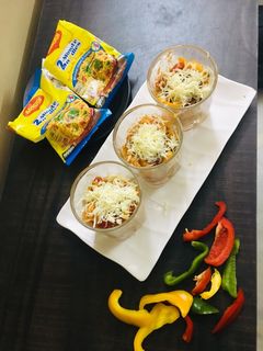 સેઝવાન નુડલ્સ શોટ  વીથ ચીઝ ટોપીંગ (Schezwan Noodles Shots Recipe in Gujarati) રેસીપી મુખ્ય ફોટો