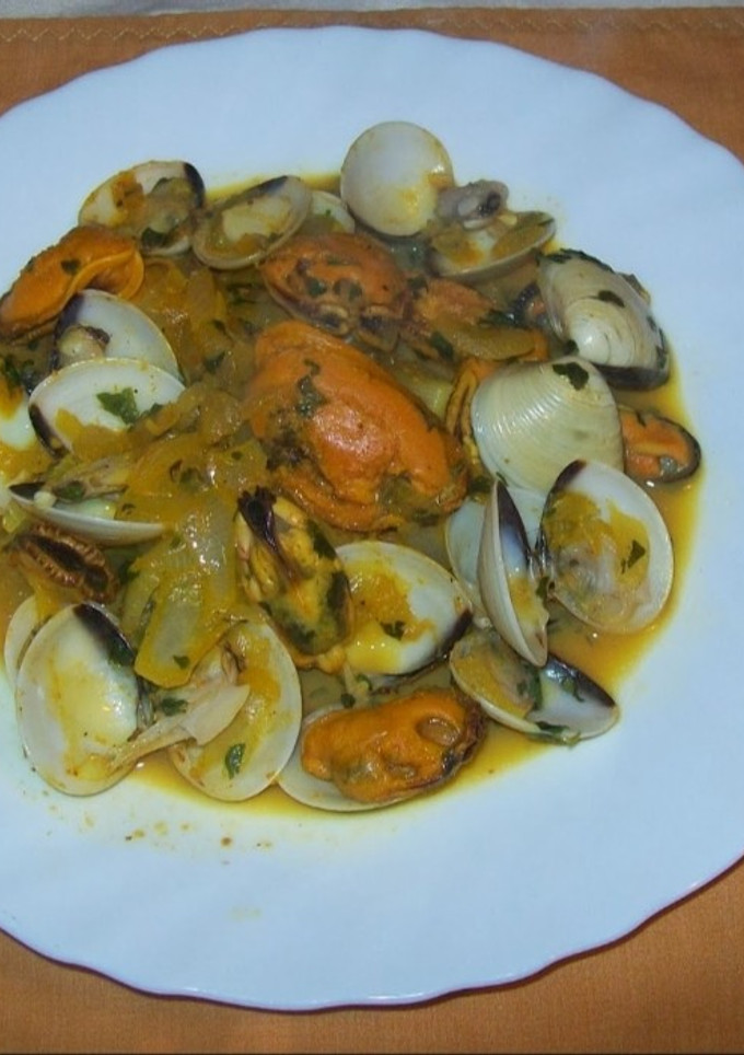 Una foto de Cazuela de mejillones y almejas