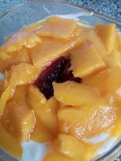 Una foto de Mango con mermelada de frambuesas