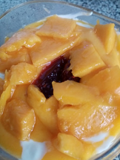 Una foto de Mango con mermelada de frambuesas