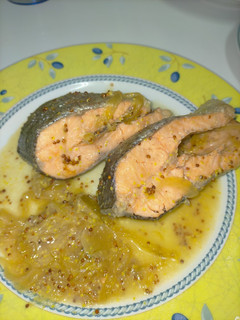 Una foto de Trucha en salsa de cebolla caramelizada a la mostaza