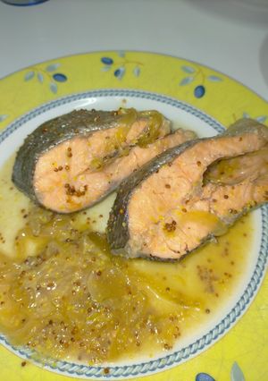 Una foto de Trucha en salsa de cebolla caramelizada a la mostaza