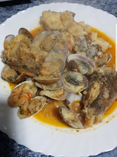 Una foto de Rape con almejas y gambones