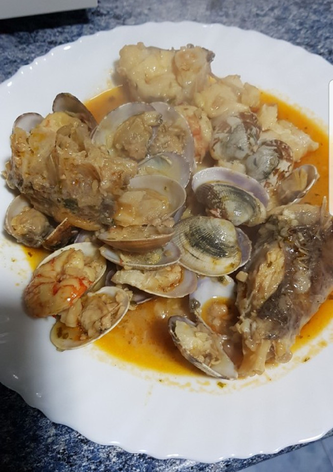 Una foto de Rape con almejas y gambones