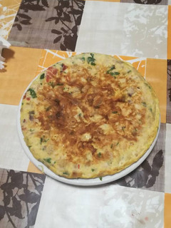 Una foto de Tortilla de pollo y pimientos asados