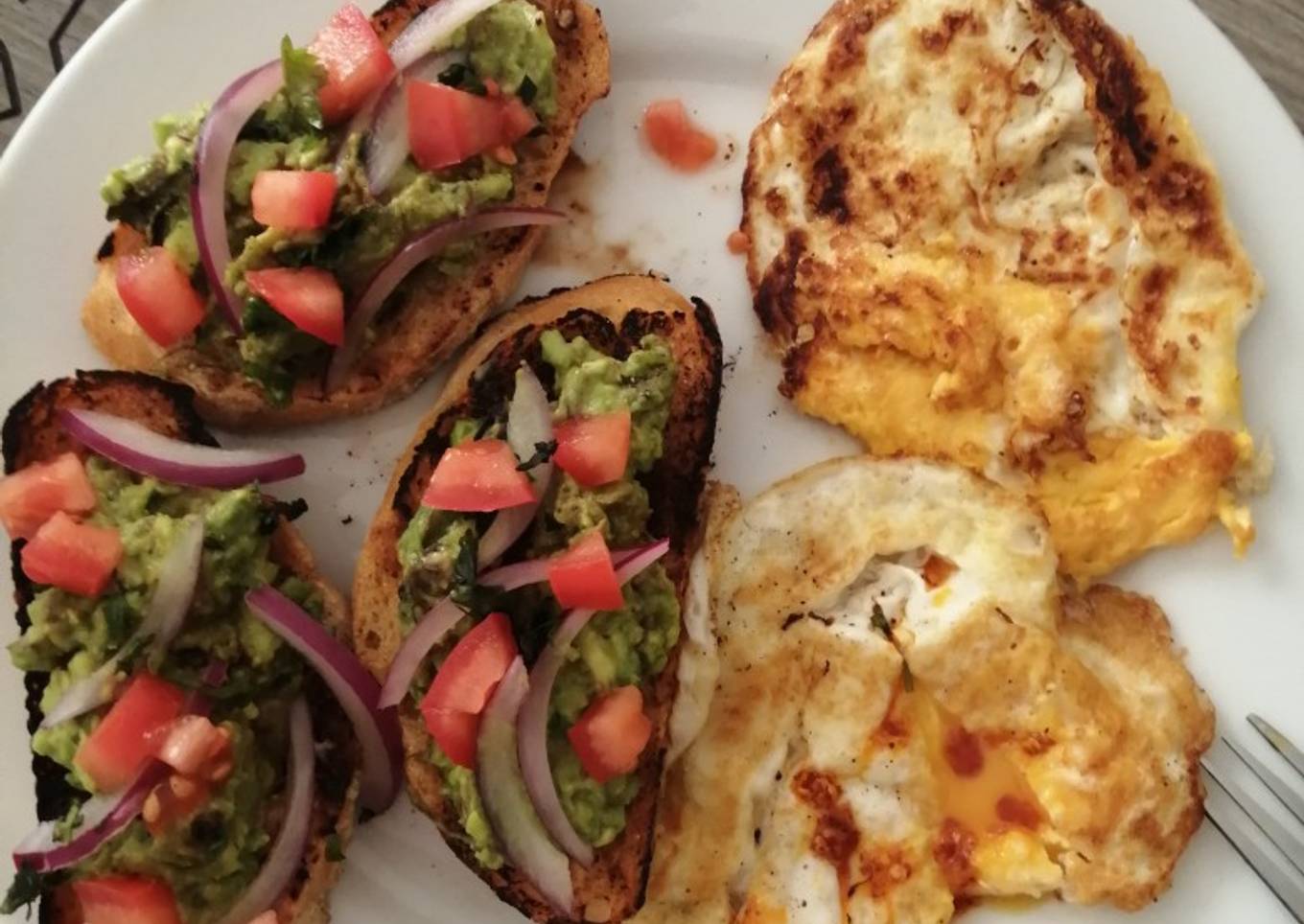 Tapas de aguacate y huevos volteados