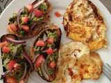 Tapas de aguacate y huevos volteados