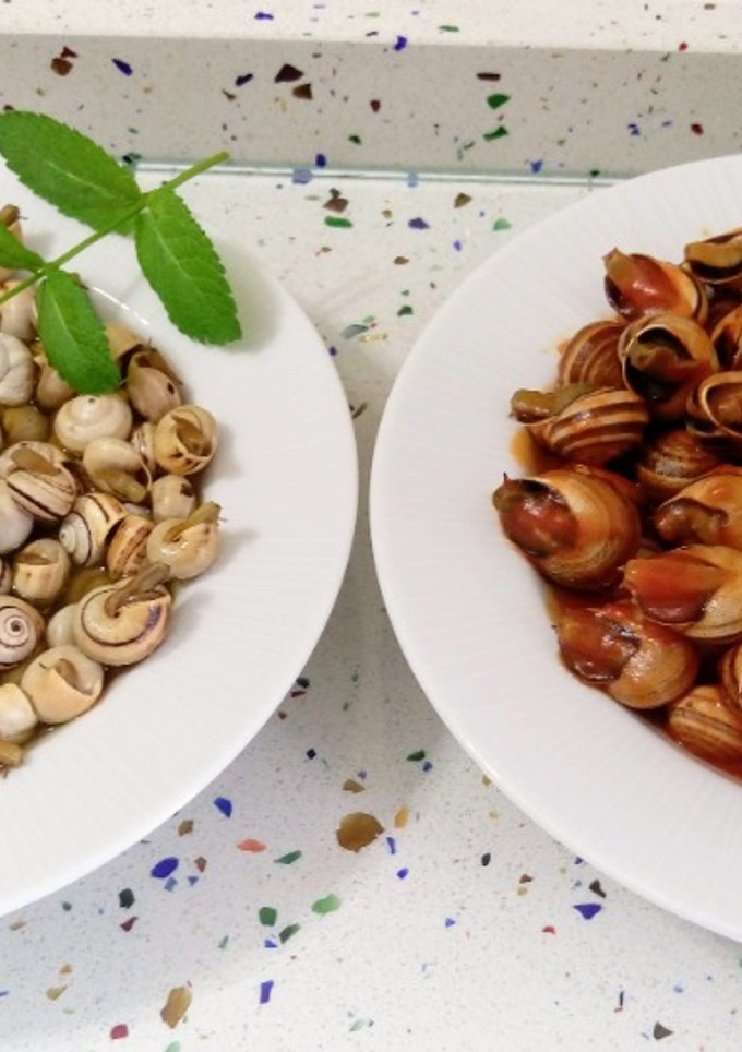 Una foto de Cabrillas con tomate y caracoles picantitos