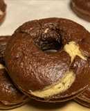 Donut de chocolate y crema de cacahuete
