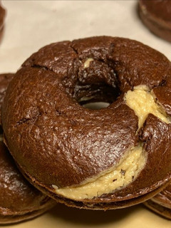 Una foto de Donut de chocolate y crema de cacahuete