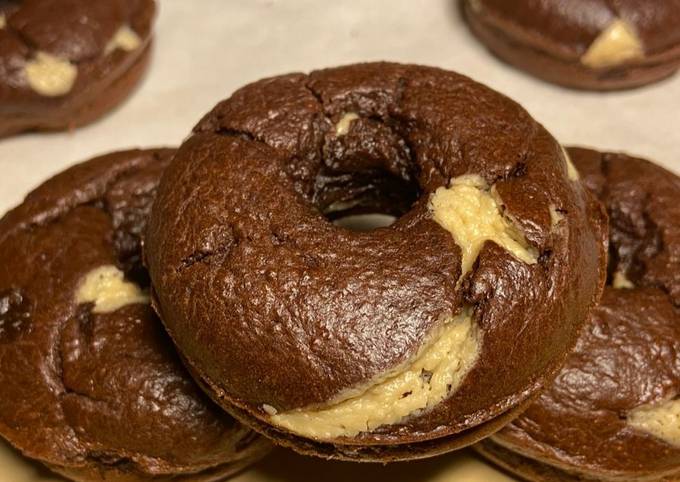 Foto principal de Donut de chocolate y crema de cacahuete