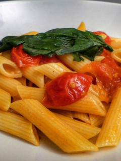 Una foto de Penne con pomodorino pachino (macarrones con tomate cherry)