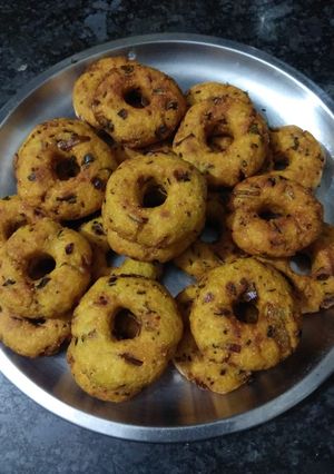 मेदू वड़ा (medu vada recipe in hindi) रेसिपी मुख्य फोटो