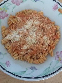 Una foto de Fideos rápidos con salsa de tomate y crema