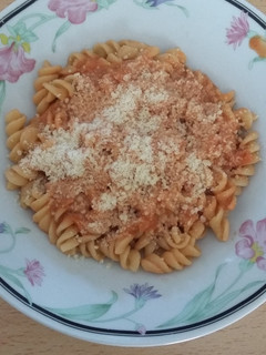 Una foto de Fideos rápidos con salsa de tomate y crema