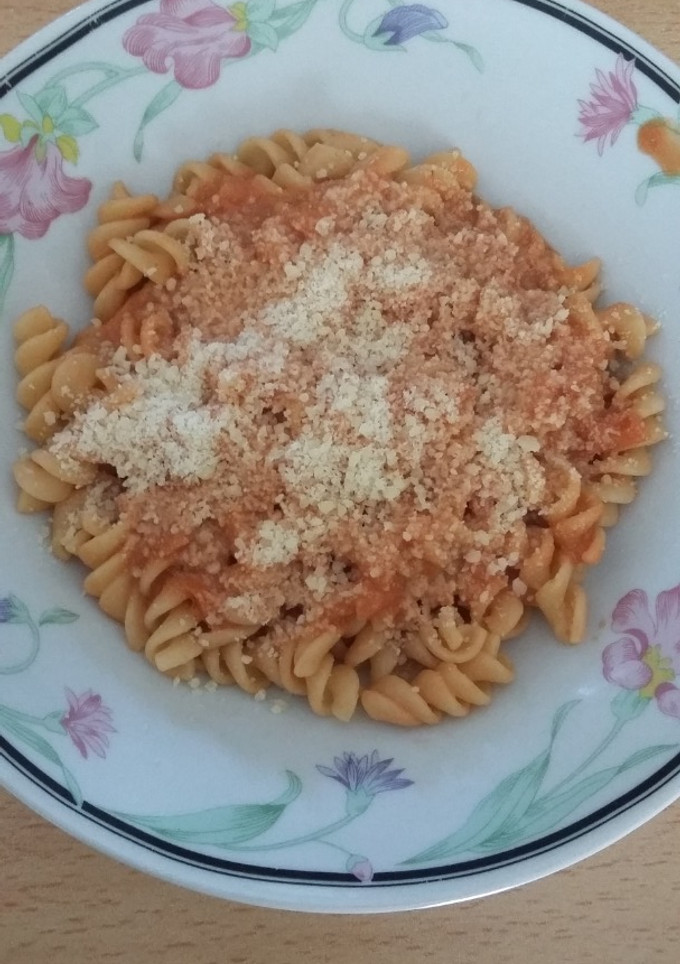 Una foto de Fideos rápidos con salsa de tomate y crema