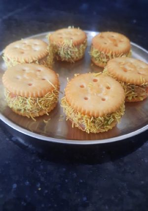 મોનાકો બિસ્કિટ સેન્ડવીચ (Monaco Biscuit Sandwich Recipe In Gujarati) રેસીપી મુખ્ય ફોટો