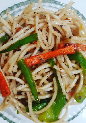 હક્કા નુડલ્સ(hakka noodles recipe in Gujarati) રેસીપી મુખ્ય ફોટો
