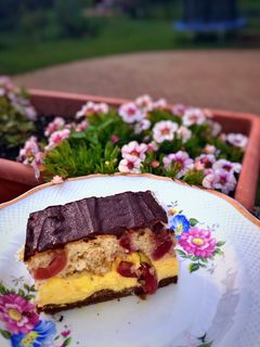 Cseresznyés vaníliakrémes sütemény recept fotója